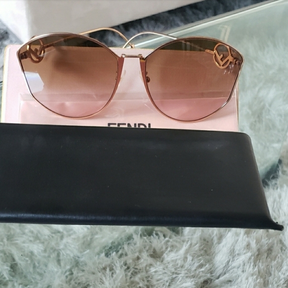 💫FENDI: Oversized Geometric Sunglasses - Picture 2 of 8